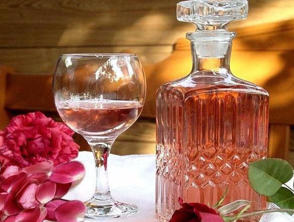 Ароматное вино из лепестков роз: рецепт приготовления в домашних условиях с фото