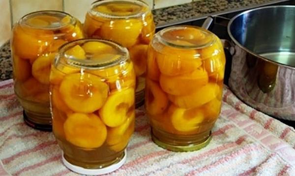 Консервированные персики  свежесть сладостных фруктов в зимнюю стужу с фото